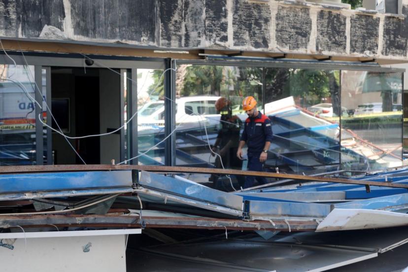 6 katlı binanın dış cephe kaplamaları çöktü: Ortalık savaş alanına döndü