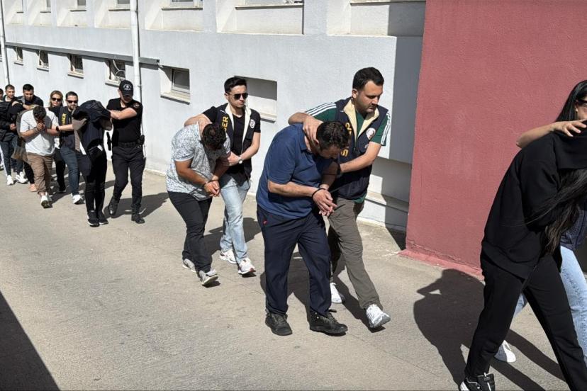 Adana'da uyuşturucu suçlarından aranan 15 kişi yakalandı