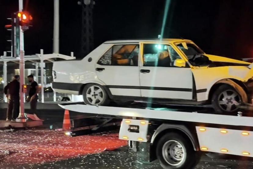 Adapazarı'nda iki otomobil çarpıştı: Biri ağır, 3 yaralı