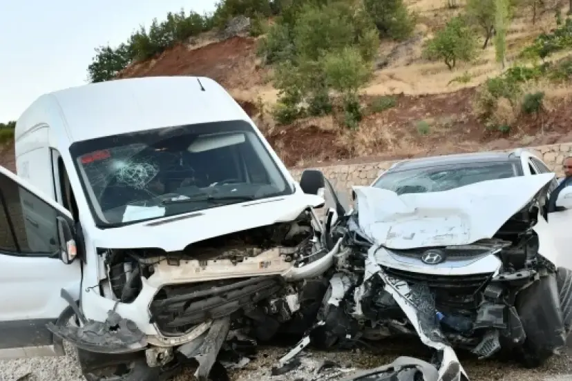 Adıyaman'da iki araç çarpıştı: Beş yaralı