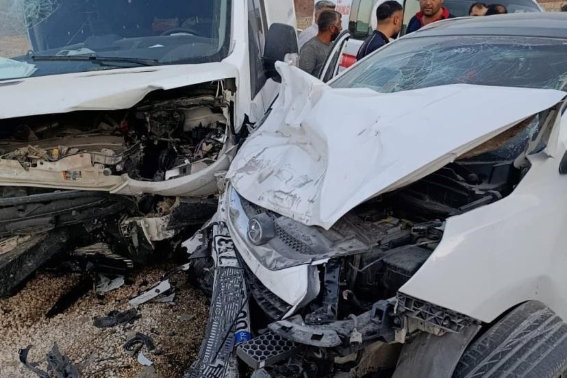 Adıyaman'da minibüs ile otomobil çarpıştı: 5 yaralı