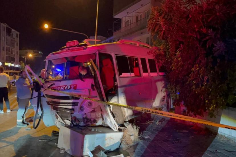 Aydın'da minibüs ile otomobil çarpıştı: 11 yaralı