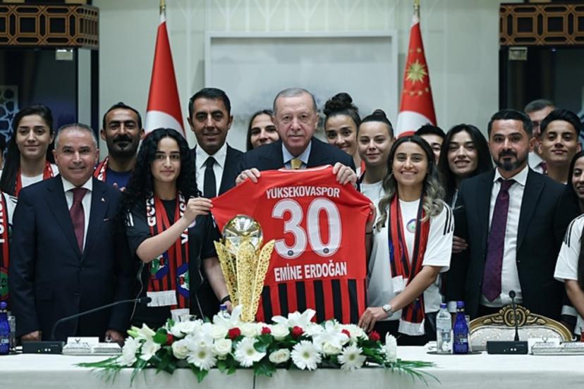 Başkan Erdoğan Yüksekovaspor Kadın Futbol Takımı'nı kabul etti! Sürpriz forma