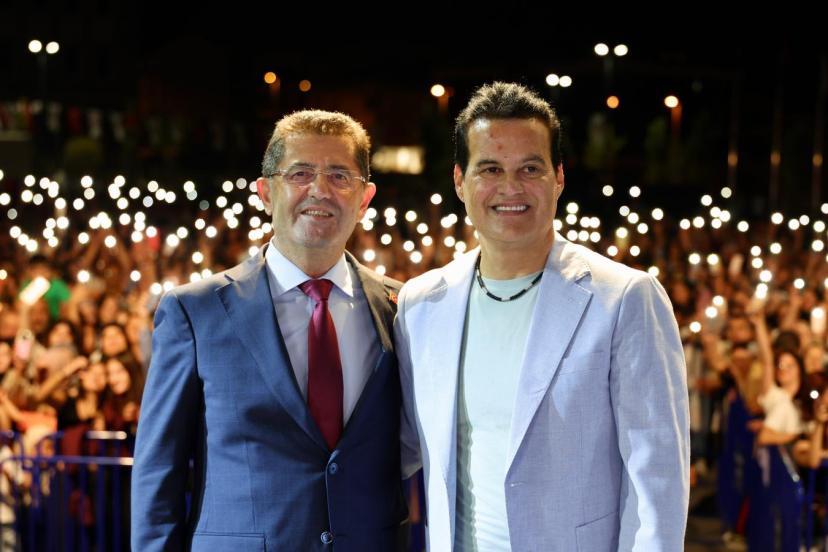 ÇEKMEKÖY'DE ZAFER KUTLAMALARI HAKAN PEKER KONSERİYLE SON BULDU