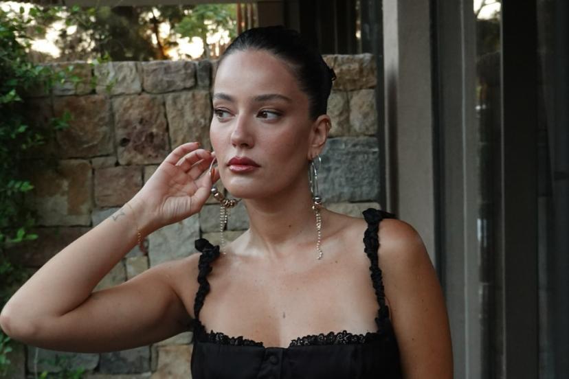 Çocuklarının babasından yeni boşandı! Pelin Akil, mini elbisesiyle gündem oldu
