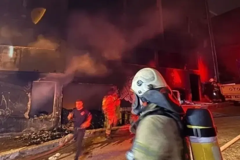 Çöp yığını nedeniyle beş katlı binada yangın: Vatandaşlar kurtarıldı
