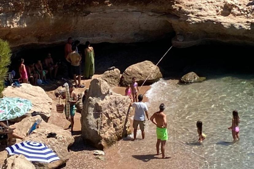 Datça'da sahilde dinlenen fok için bölgeye güvenlik şeridi çekildi
