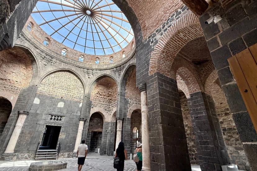 Diyarbakır'da kazı çalışmaları, Saint George Kilisesi'nin hiçbir zaman hamam olmadığını gösterdi