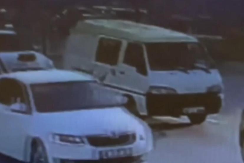 Düğün konvoyundaki çakarlı araçtan havaya ateş açtılar