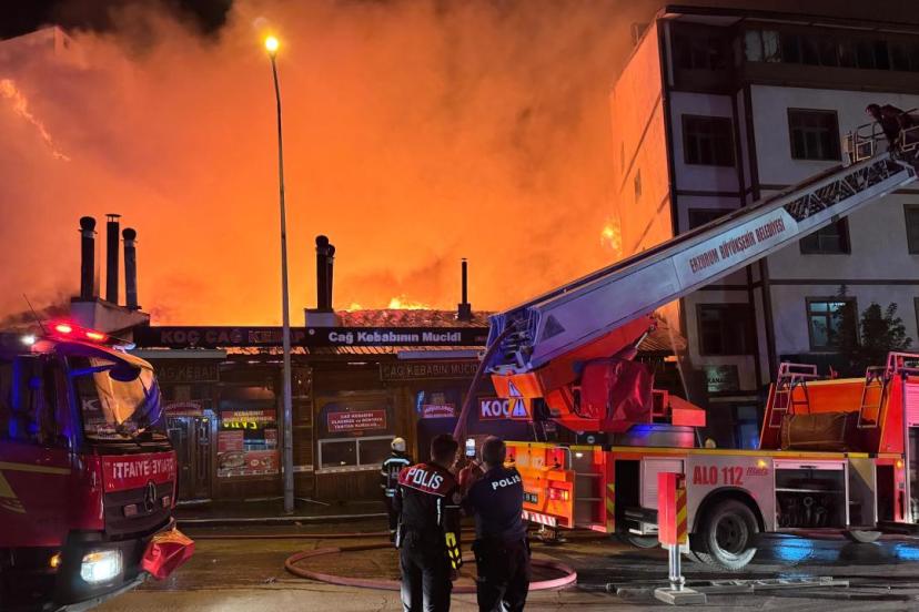 Erzurum'da restoranda çıkan yangın evlere ve otele sıçradı