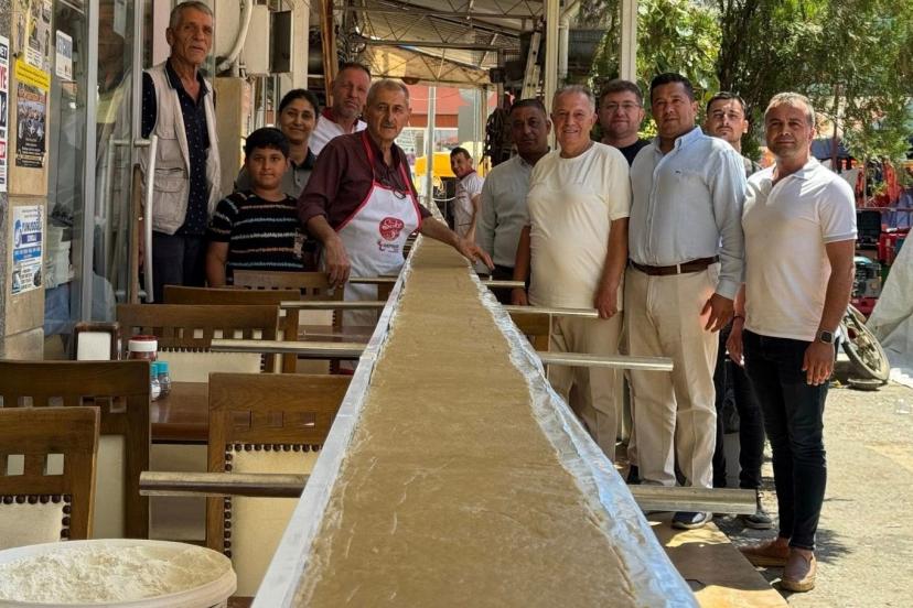 Festivale 13 buçuk metrelik pide damga vurdu: Bu yıl 2 katına çıkardılar