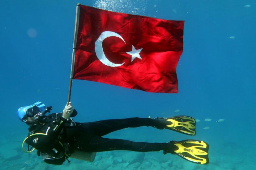 Fethiye'de dalgıçlar su altında Türk bayrağı açtı