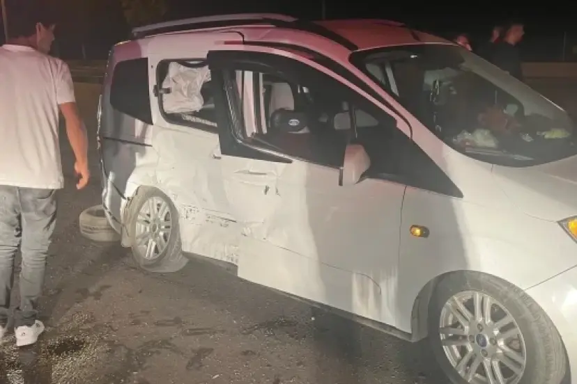 Hafif ticari araç ile otomobilin çarpıştığı kazada iki yaralı