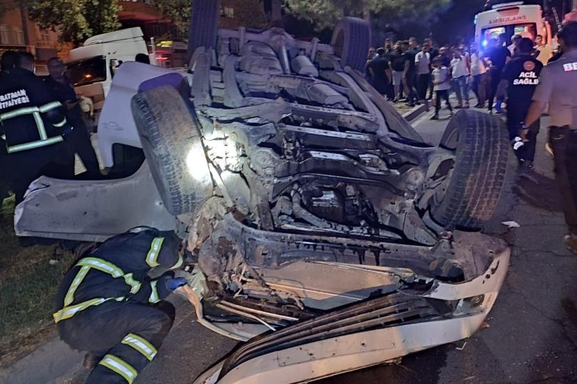 Hafif ticari araç takla attı: 2 yaralı