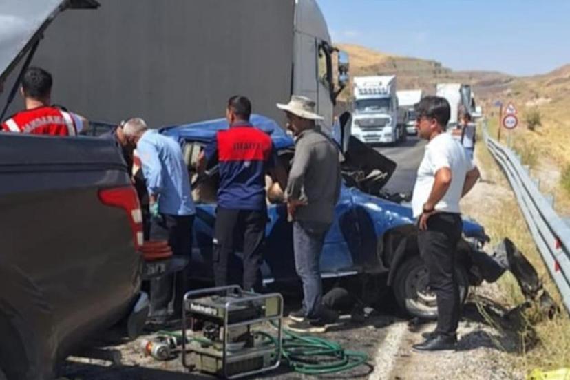 Hakkari'de tır ile pikap çarpıştı: 3 ölü, 2 yaralı
