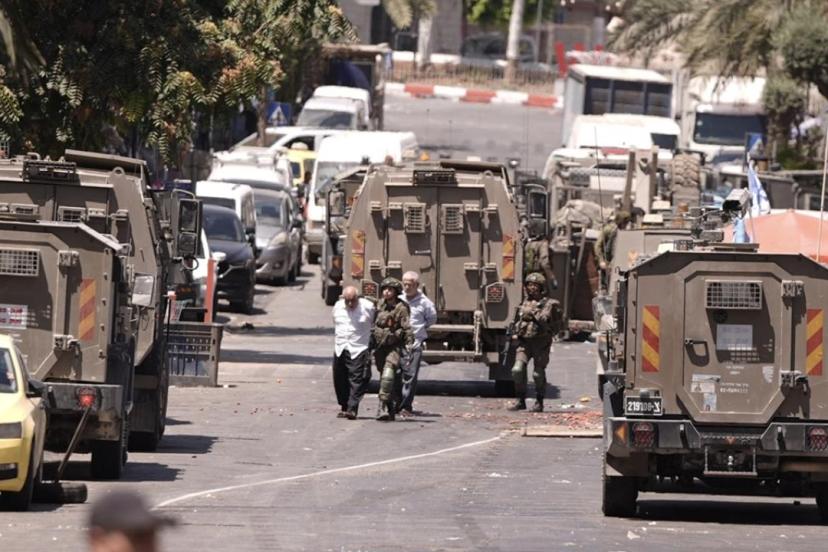Katil İsrail ordusu Batı Şeria'nın El Halil ile Ramallah kentlerine eş zamanlı baskınlar düzenledi