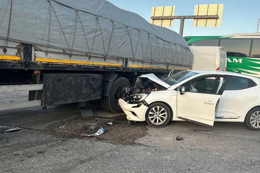 Kavşakta feci kaza: Otomobil TIR'a çarptı