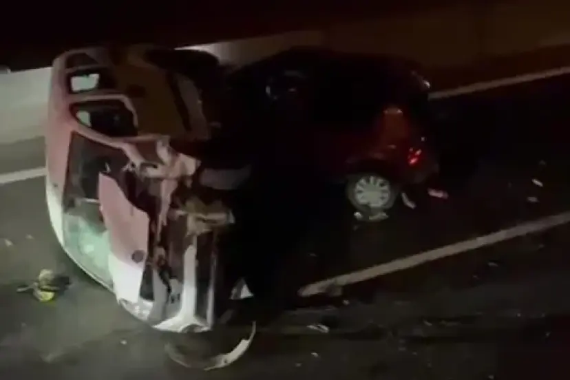 Lastiği patlayan otomobile hafif ticari araç çarptı: Yaralı çocuklar var