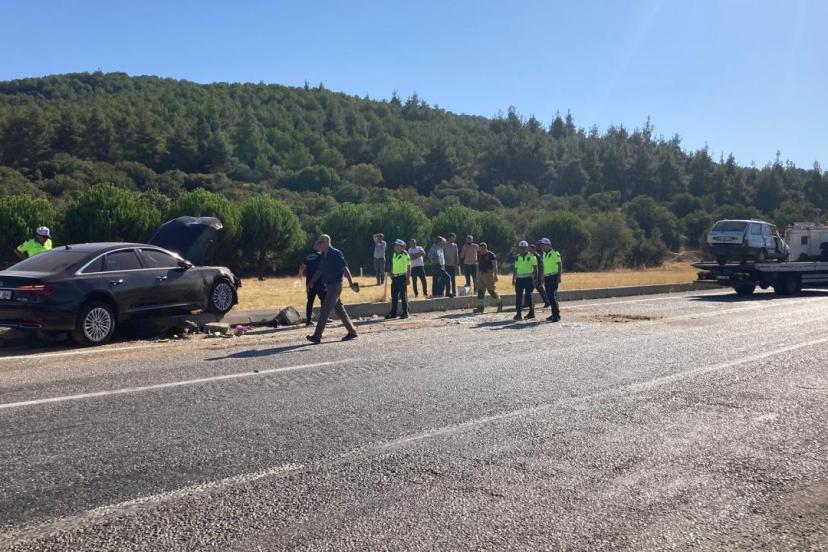Manisa'da iki otomobil çarpıştı: 3 ölü
