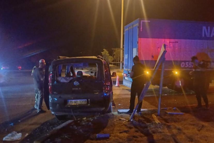 Manisa'da kamyonla hafif ticari araç çarpıştı: 1 ölü, 8 yaralı