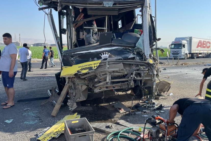 Mardin'de halk otobüsü ile tır çarpıştı: 1 ölü, 9 yaralı