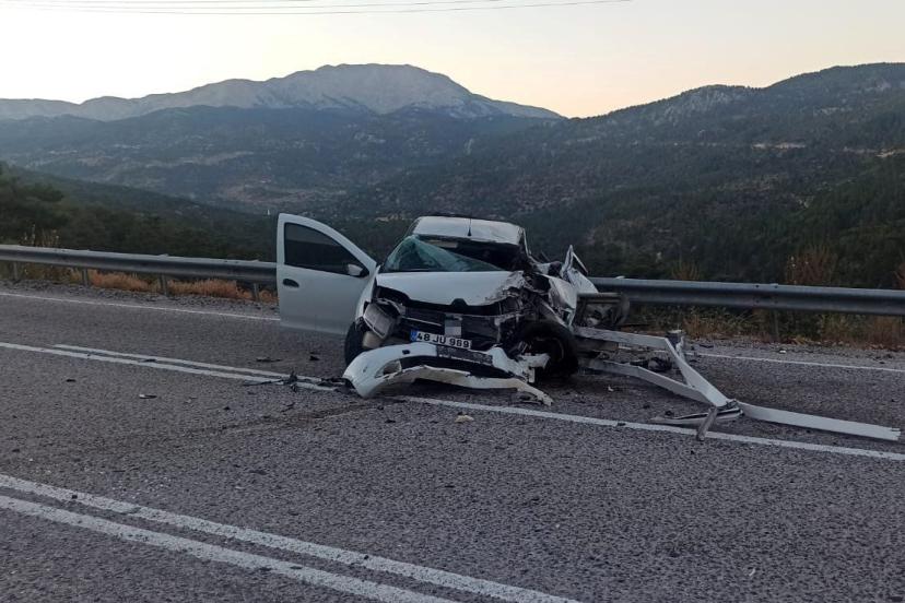 Muğla'da otomobil TIR'la çarpıştı: 1 ölü