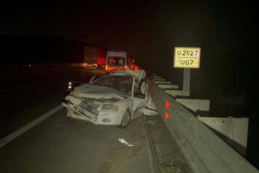 Niğde'de tır, emniyet şeridinde bekleyen otomobile çarptı: 3 ölü