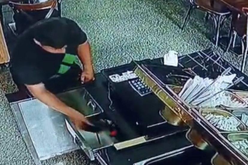 Restoranda hırsızlık: Topallayarak girdi, cüzdan çalıp çıktı