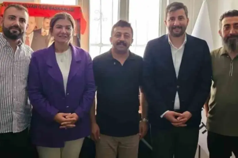 Rozetleri törenle takıldı: Diyarbakır'da CHP’den AK Parti'ye katılım