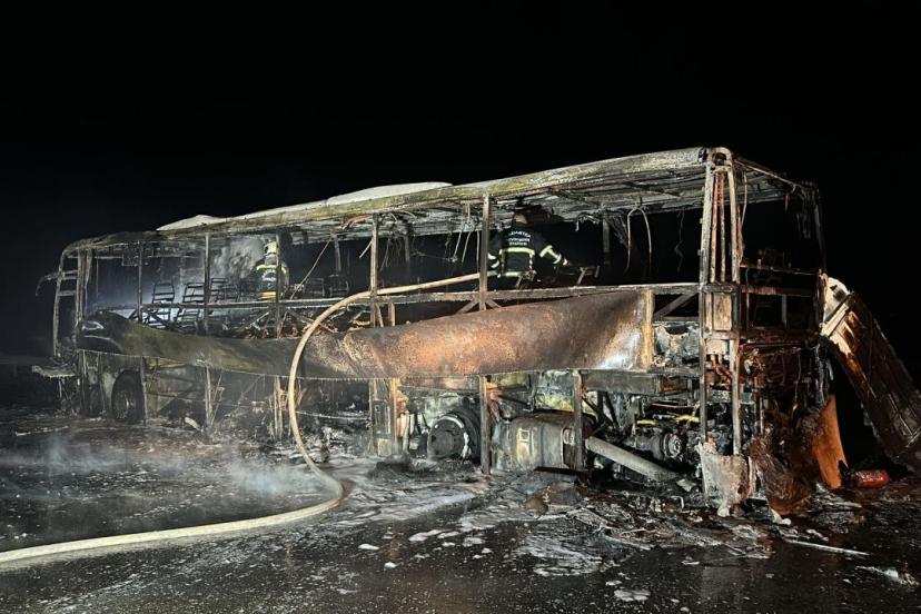 Seyir halindeki yolcu otobüsü alev alev yandı