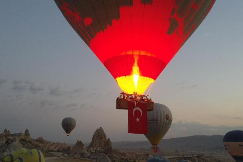 Sıcak hava balonları Türk bayraklarıyla uçtu