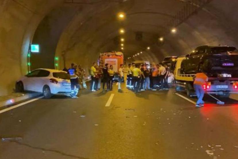 Sultangazi'de tünelde zincirleme kaza: 9 araç çarpıştı, 4 yaralı