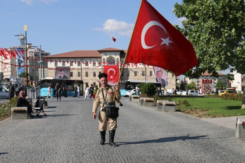 Tarihi yansıtan kıyafetleriyle dolaşıyor: İlgi odağı oldu