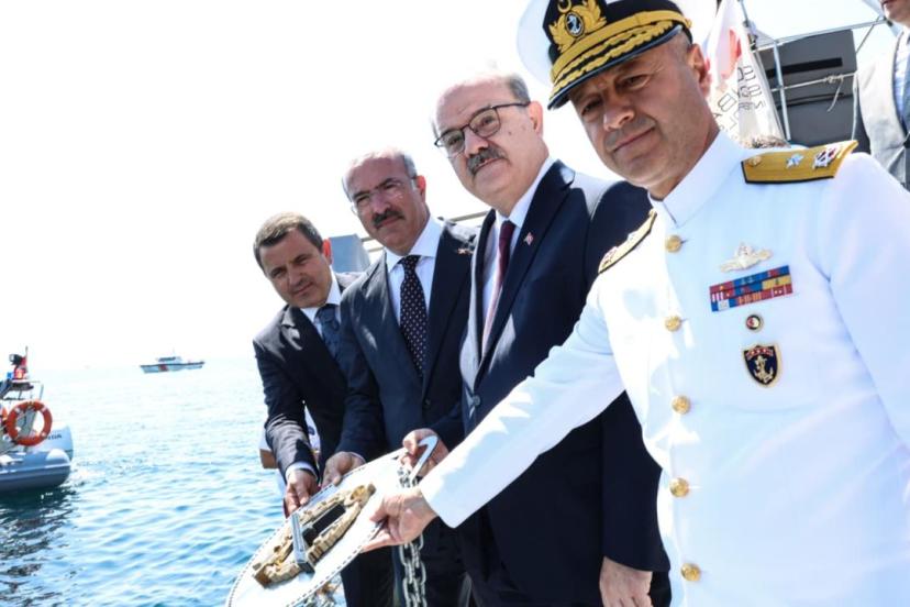 TCG Dumlupınar şehitleri Çanakkale Boğazı'nda saygı dalışı ile anıldı