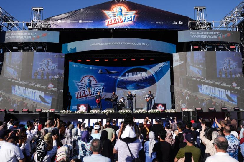 TEKNOFEST Mavi Vatan'da Yüksek İrtifa grubu konser verdi