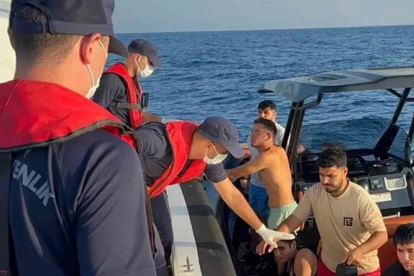 17 düzensiz göçmen kurtarıldı: 1 göçmen kaçakçısı yakalandı