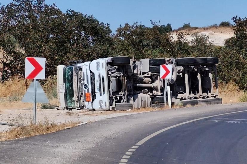 Amonyum nitrat yüklü tanker devrildi