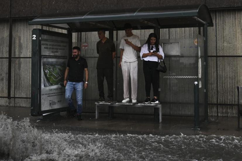 Ankara'da sağanak etkili oldu: Yollar göle döndü