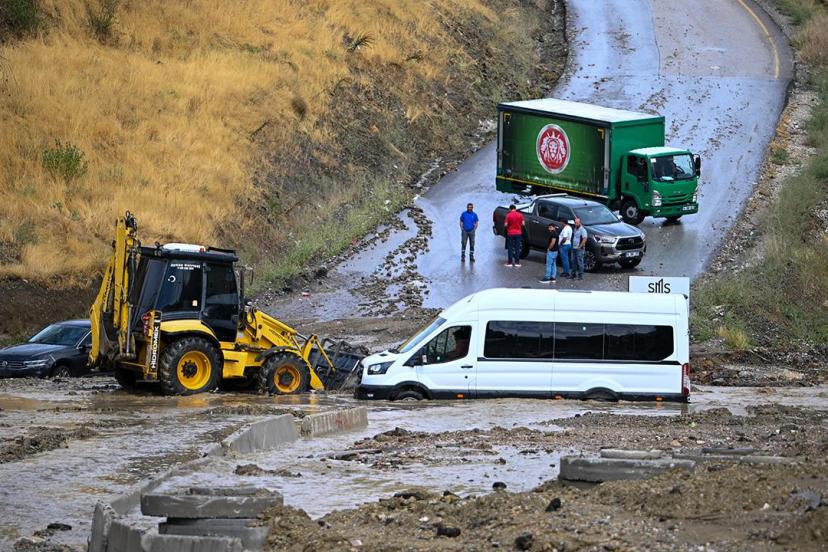 Ankara'yı sağanak vurdu: Dere taştı, araçlar mahsur kaldı