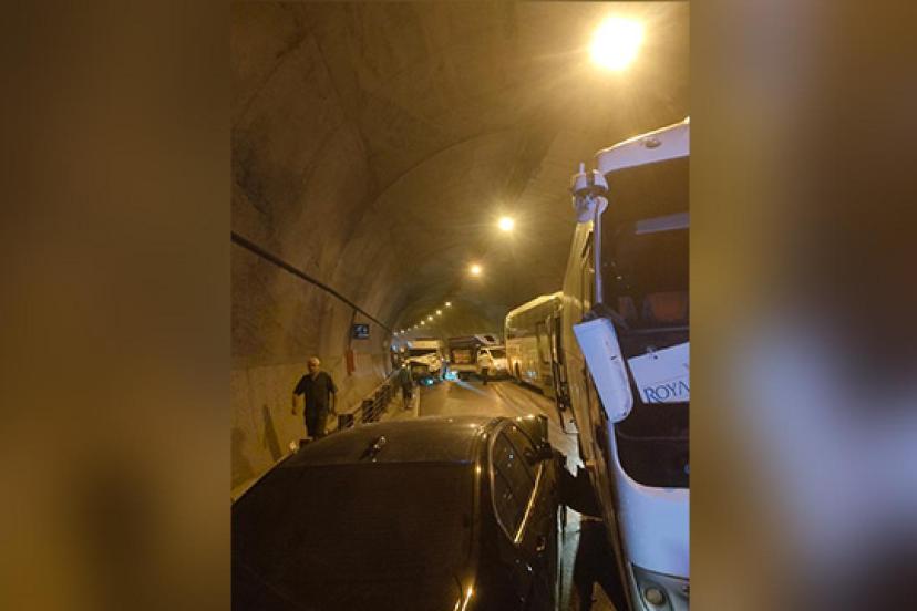 Antalya'da 8 araç birbirine girdi: Uzun araç kuyruğu oluştu