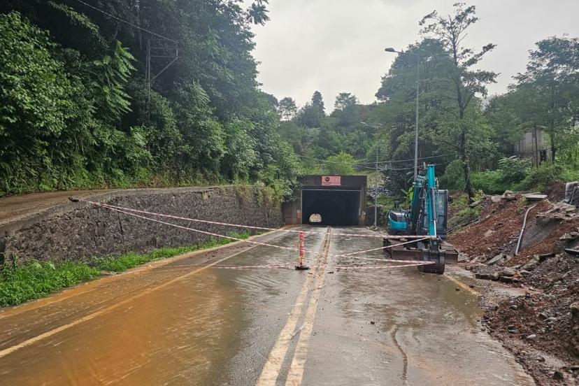 Arhavi'de heyelan riski: Tünel trafiğe kapatıldı