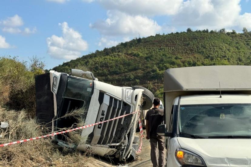Arnavutköy'de hafriyat kamyonu devrildi