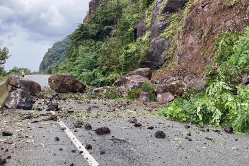 Artvin'de heyelan: Karadeniz Sahil Yolu ulaşıma kapandı