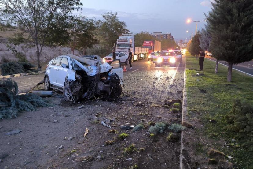 Aydınlatma direği otomobilin üzerine düştü: 2 yaralı
