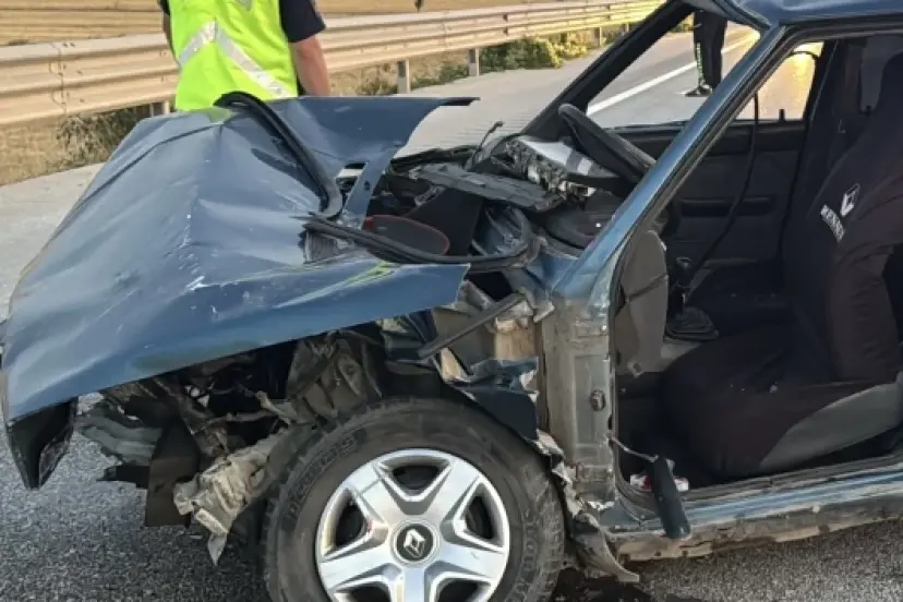 Bariyerlere çarpan otomobilde ağır hasar: Beş kişi yaralandı