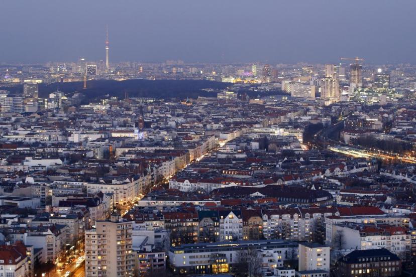 Berlin'de 2 elektrik direğinde çıkan yangın sonucu 50 bin hane ve işyeri elektriksiz kaldı