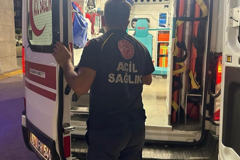 Bıçağı göğsüne sapladı