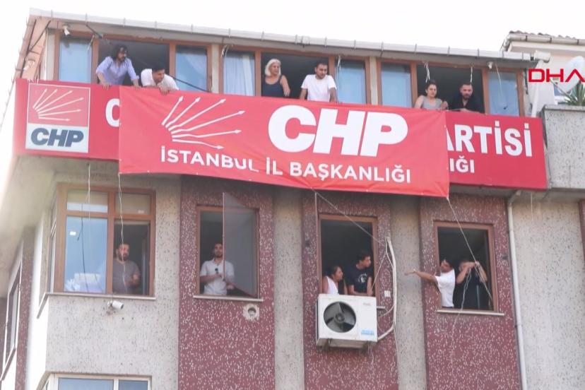 CHP Bahçelievler İlçe Başkanlığı'na "İstanbul İl Başkanlığı" yazısı asıldı