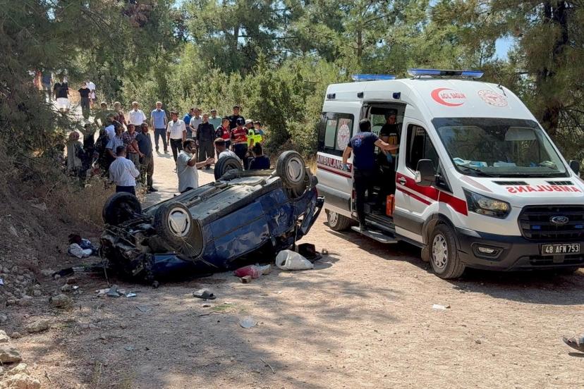 Düğün yemeğine giderken 30 metrelik şarampolden uçtular