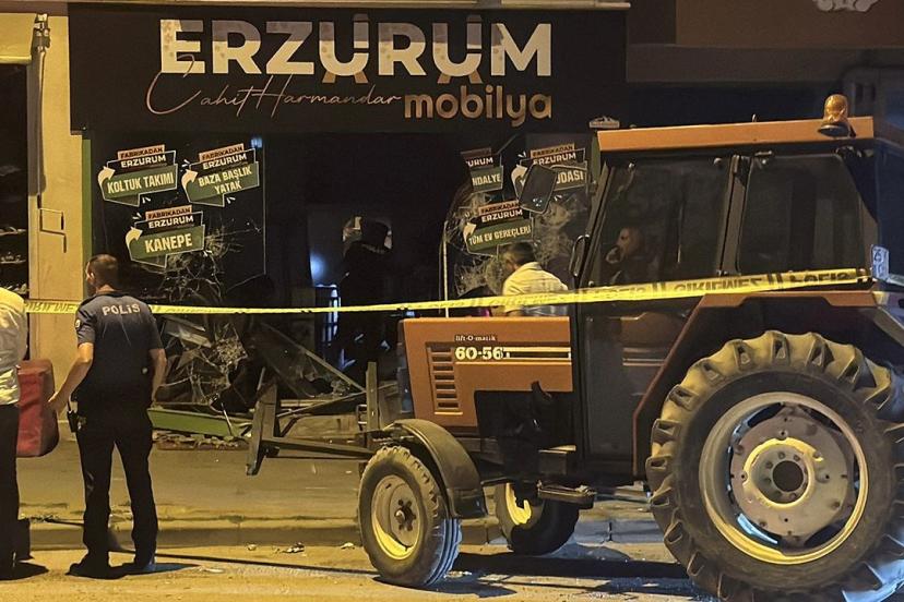 Esnaf kavgasında traktörle dükkana daldı